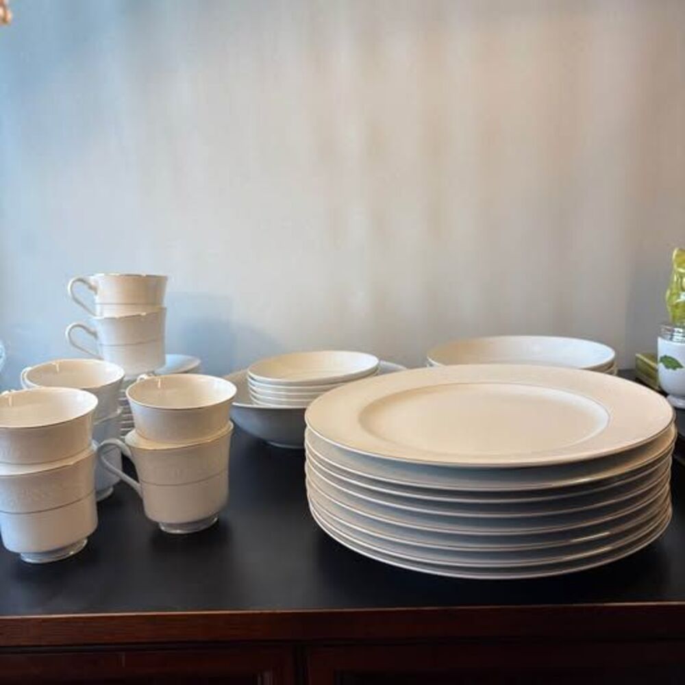 Florencia Dinnerware White Gold Trim 40pc set